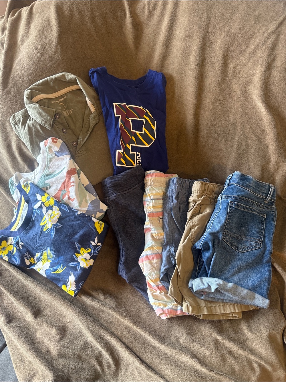 Boys bundle 5 Shorts & 4 Shirts in size 5T (Polo/Tommy Bahamas/H&M/Cat&Jack)